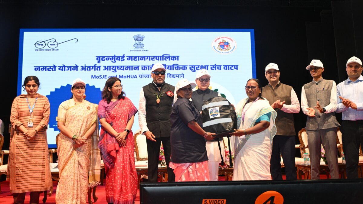 Maharashtra Governor and dignitaries at TB Free Mumbai health camp for women waste pickers